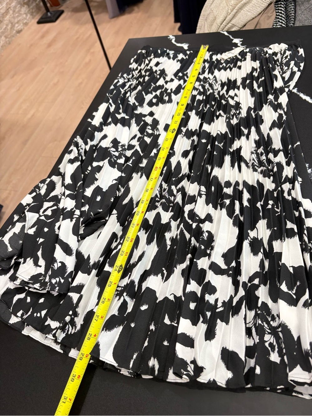 Karl Lagerfeld Black and White Floral Pleated Skirt size 10 - Picture 6 of 7
